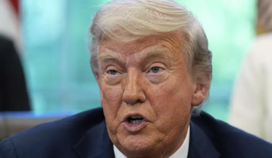 Trump endurece los períodos de prueba para los nuevos empleados federales.